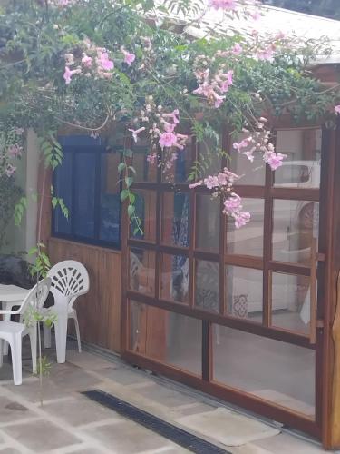 a room with a window and pink flowers at Spaço Terra hospedagem in Domingos Martins
