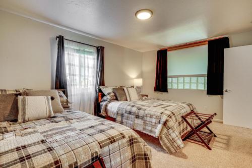 Postel nebo postele na pokoji v ubytování Hot Tub and Mtn Views Charming Utah Canyon Retreat