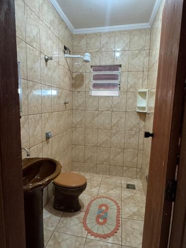 a bathroom with a shower with a toilet and a sink at Chacara Oliva in Piracicaba