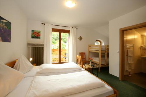 1 Schlafzimmer mit 2 Betten und einem Fenster in der Unterkunft Chalet Jasmin in Zell am See