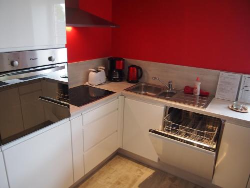 Dapur atau dapur kecil di Spacious Home with Games