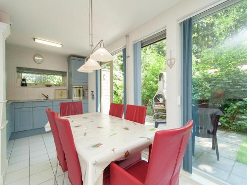 Η κουζίνα ή μικρή κουζίνα στο Holiday Home in Oudemirdum by Frisian Lakes