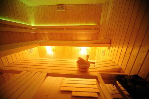 a wooden sauna with a bucket sitting on top of it at Hotel Kazimierski Zdrój in Janowiec