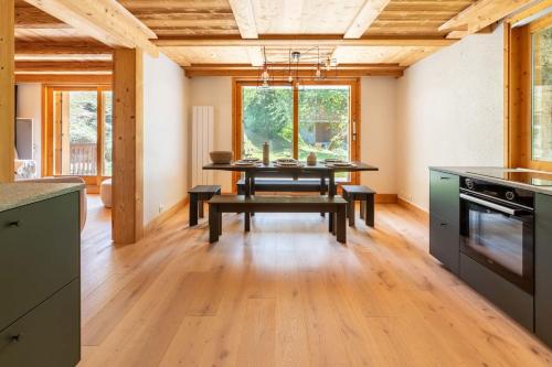 een keuken met een tafel en een eetkamer bij Fauvettes 2 in Chandon