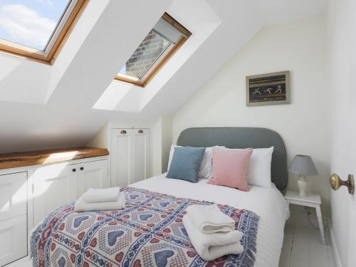 una camera da letto con letto in mansarda di Family Home - Whitton Green Oasis Pass The Keys a Twickenham