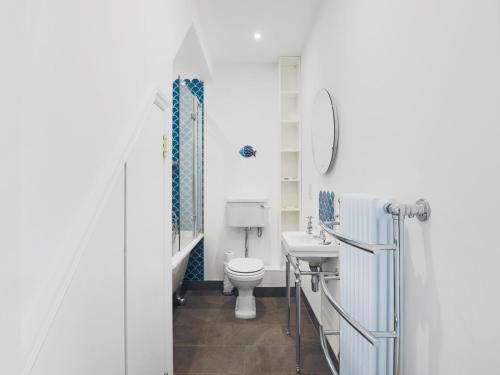 un bagno con un water e un lavandino di Family Home - Whitton Green Oasis Pass The Keys a Twickenham