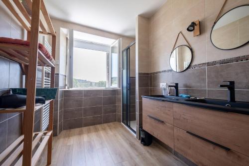 Bilik mandi di Gîte La Maison de Pierrou 11/14 personnes