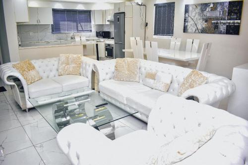 Η κουζίνα ή μικρή κουζίνα στο Goodmans Palace 42 Gumtree Crescent, Mount Edgecombe