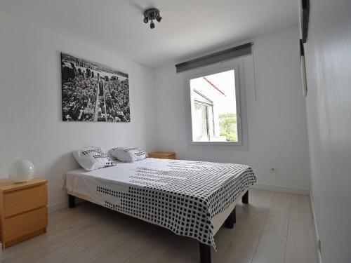 MalveにあるVilla in Malves near Carcassonne Poolのベッドと窓のある白い寝室