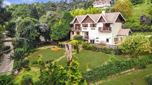 une vue aérienne d'une maison sur une colline dans l'établissement Lareira Jacuzzi 1 suíte Churrasqueira Wi-Fi, à Campos do Jordão