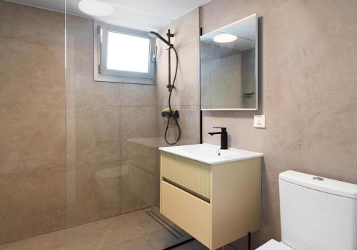 Un baño con lavabo, ducha e inodoro. en Columbia House, en Limassol