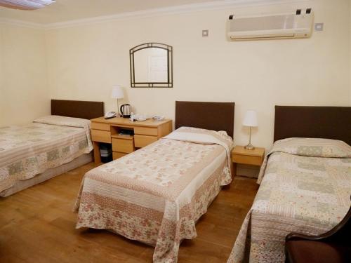 Un pat sau paturi într-o cameră la The Gresham Hotel