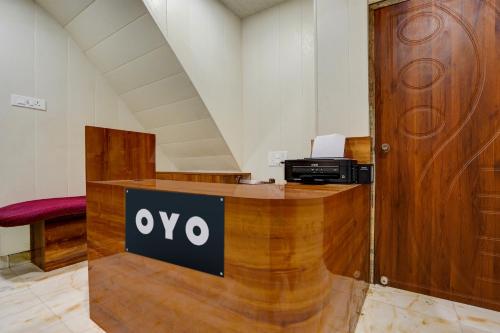 an office with aype sign on a wooden desk at SPOT ON Manjuvilla in Varanasi