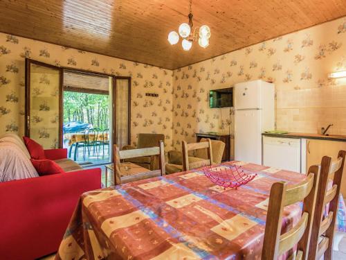 Kuchyň nebo kuchyňský kout v ubytování Holiday home with swimming pool