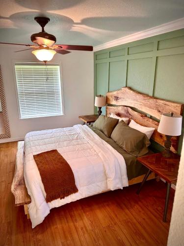 Кровать или кровати в номере cozy family vacation spring hill ,weeki wachee