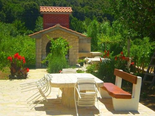 Κήπος έξω από το Apartments Vesna