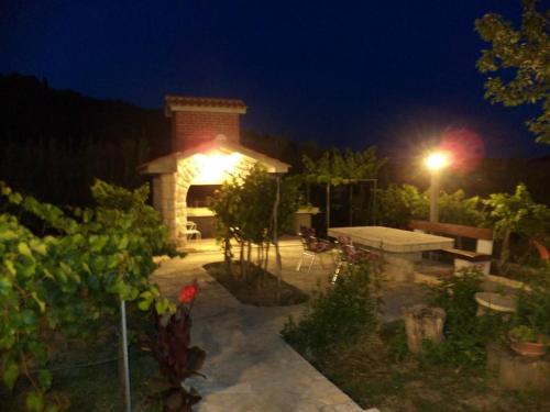 Κήπος έξω από το Apartments Vesna