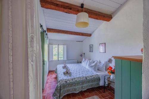 a bedroom with a bed in a room at Appartamento con piscina e giardino - Lavanda in Ghizzano