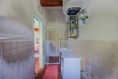a bathroom with a sink and a toilet at Appartamento con piscina e giardino - Lavanda in Ghizzano