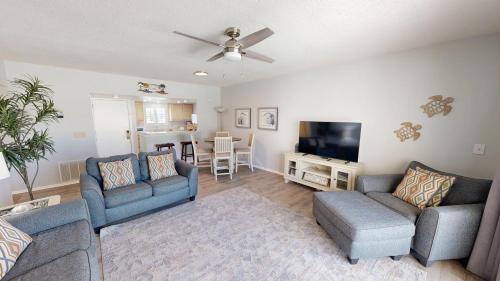 Μια τηλεόραση ή/και κέντρο ψυχαγωγίας στο Sandpiper Cove 1149 condo