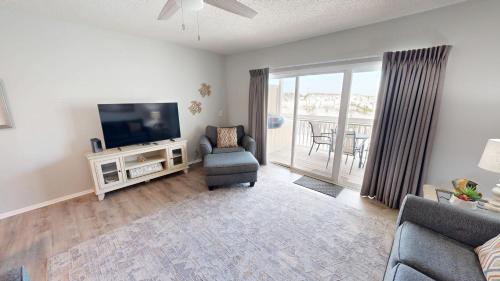 Μια τηλεόραση ή/και κέντρο ψυχαγωγίας στο Sandpiper Cove 1149 condo