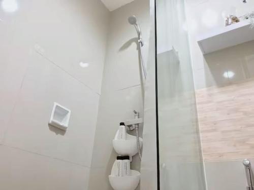 Koupelna v ubytování Apartemen Treepark BSD By LyaRoom