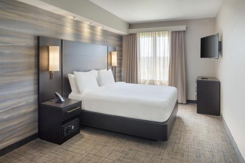 una habitación de hotel con una cama y un televisor en Residence Inn Tampa Suncoast Parkway at NorthPointe Village, en Lutz