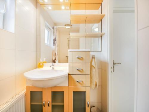 a bathroom with a sink and a mirror at Holiday Home in Kilder near Bergherbos in Kilder