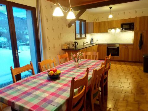 Kuchyň nebo kuchyňský kout v ubytování Cozy Chalet Escape in the Alps