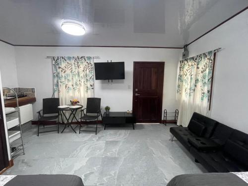 a living room with a couch and a table at Grethel apartamento in Omoa