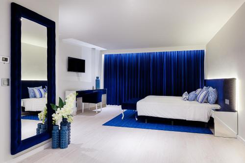 - une chambre avec un miroir, un lit et un bureau dans l'établissement Hotel Cristal Porto, à Porto
