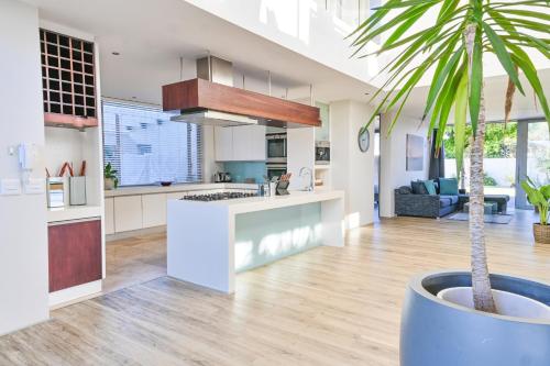 GND Properties Luxury Holiday Homeにあるキッチンまたは簡易キッチン
