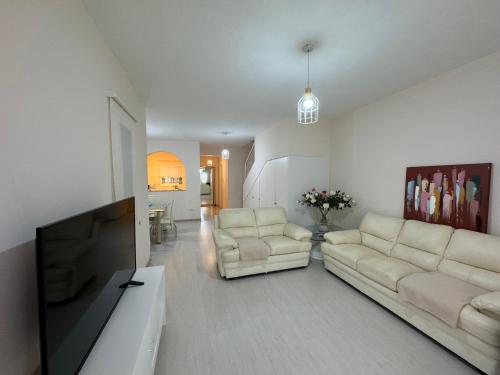 Foto Cozy House near the beach in Regina Gardens 6