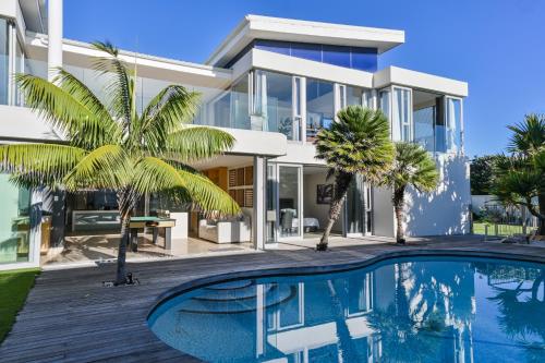 GND Properties Luxury Holiday Homeの敷地内または近くにあるプール