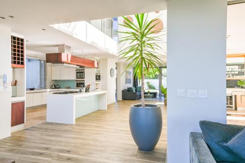 GND Properties Luxury Holiday Homeにあるキッチンまたは簡易キッチン