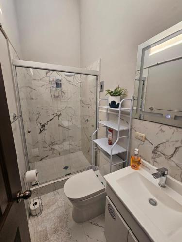 Un baño con ducha, inodoro y lavabo. en San Gabriel, Santa Ana, en Santa Ana