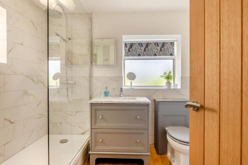 une salle de bain avec toilettes, lavabo et douche dans l'établissement Southside Cottage, à Neenton
