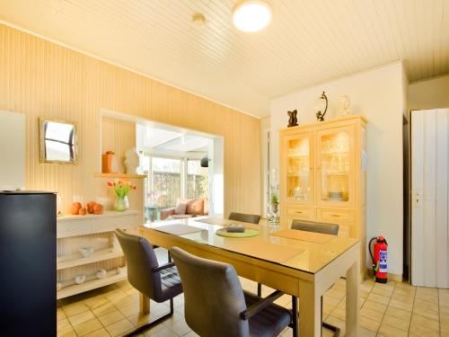 a dining room with a table and chairs at Holiday Home in Hollebeke with Private Garden in Zandvoorde