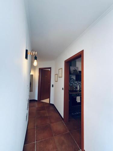 a hallway with a door and a tile floor at Da Toni FeWo Chiara in Rüdesheim am Rhein