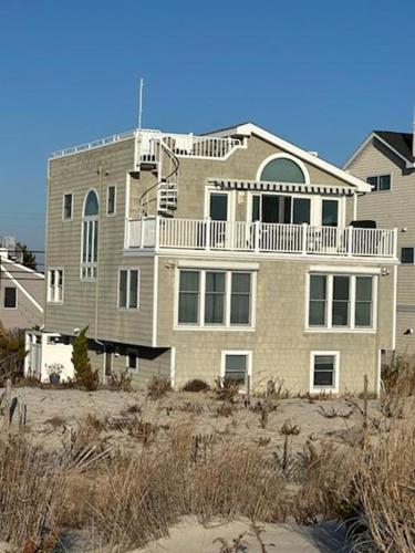 Gambar di galeri bagi Beautful Brant Beach Ocean Front Contemporary With Sweeping Views Of The Atlantic Ocean Direct Access To The Beach 14019 di Brant Beach