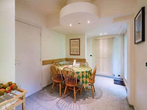 een keuken en eetkamer met een tafel en stoelen bij Oostduinkerke Forestside Villa in Oostduinkerke