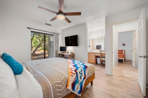 ein Schlafzimmer mit einem Bett und einem Deckenventilator in der Unterkunft Private Sedona Home with Pool, Golf, Pickleball in Sedona