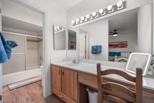 ein Badezimmer mit Waschbecken und großem Spiegel in der Unterkunft Private Sedona Home with Pool, Golf, Pickleball in Sedona