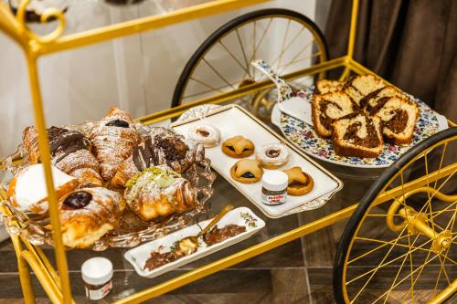 einen Tisch mit verschiedenen Backwaren und Desserts in der Unterkunft La Bella Trevi in Rom