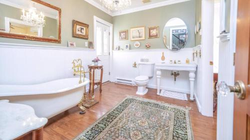 une salle de bain avec une baignoire, des toilettes et un lavabo dans l'établissement Lillys Butterscotch Cottage-5 Bdrm Wbonus Loft!!, à Cape May