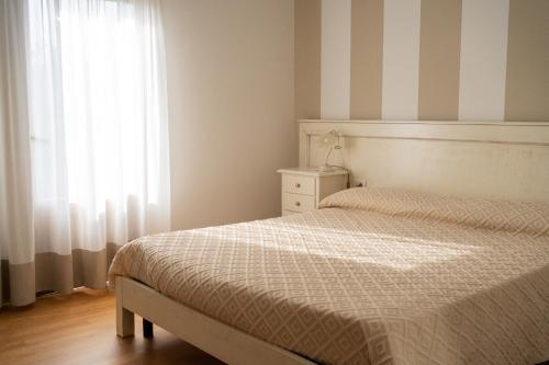 a bedroom with a bed and a window at Ghisolana Agriturismo al Capitello in Asolo