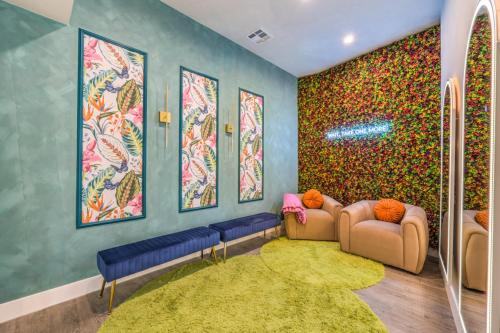 Una habitación con dos sofás y una pared cubierta de flores. en CIELO Modern Pool Oasis, Pickleball, Dog Friendly, en Las Vegas
