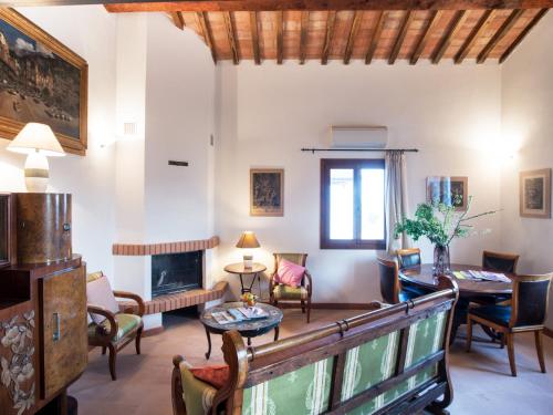 uma sala de estar com mobiliário e uma lareira em Capalbio - Retreat em Capalbio