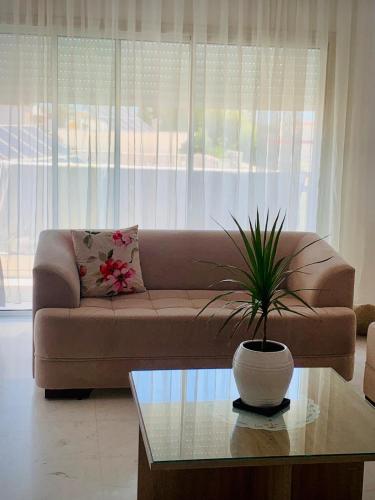 a living room with a couch and a table at Style chic et calme a la Marsa, emplacement Ideal in Dar el Haj Ahmed Souid