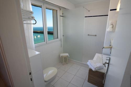 Ένα μπάνιο στο Hotel De La Mer